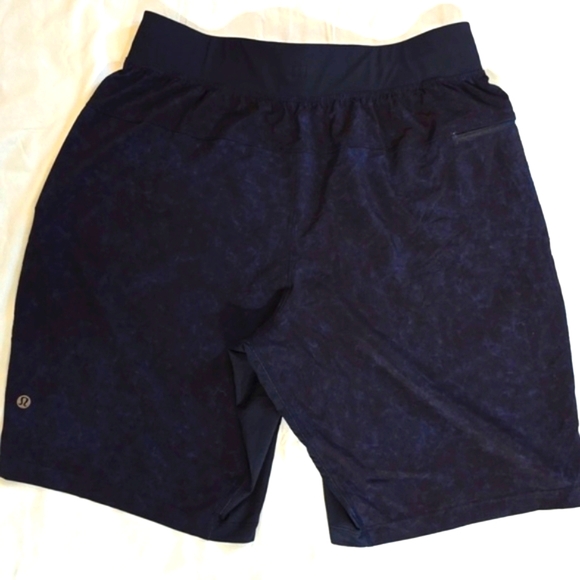 Lululemon Mens  T.H.E Short 10" Linerless Gravel Dust - Picture 2 of 5
